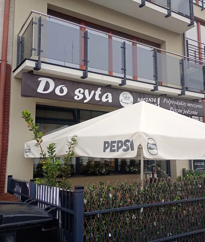 Lokal Do syta z białym parasolem przed wejściem