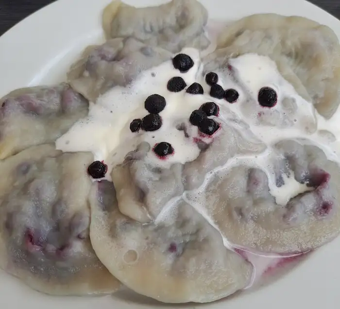 Pierogi z jagodami i śmietaną