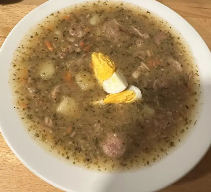 Żurek z połówką jajka